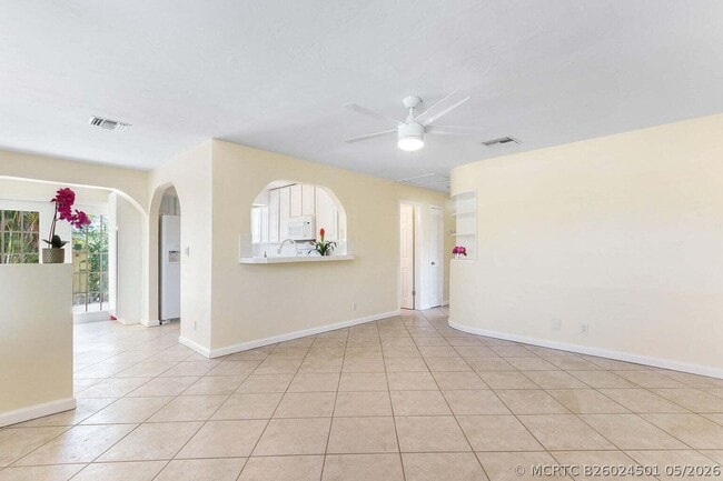 Photo - 272 NE 13th St