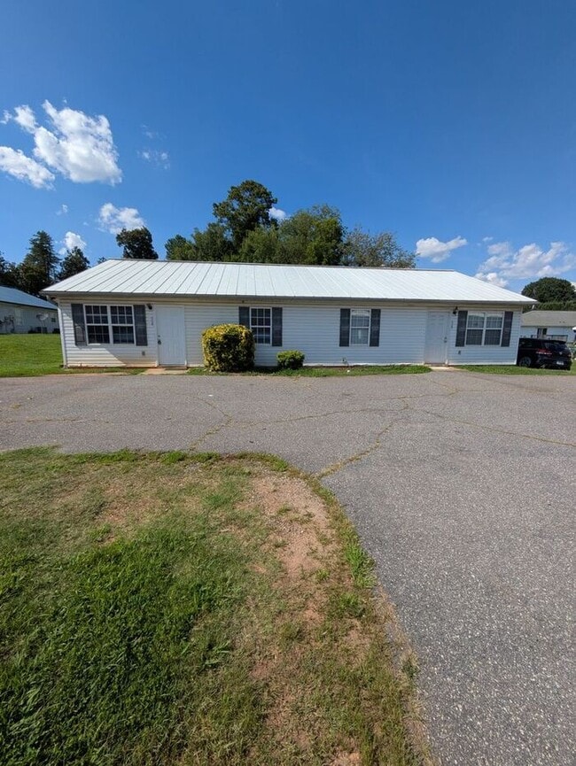 Building Photo - 2BD/1BA Duplex in Newton