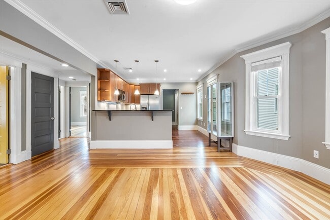 Building Photo - 22 Clarendon Ave Unit 2A