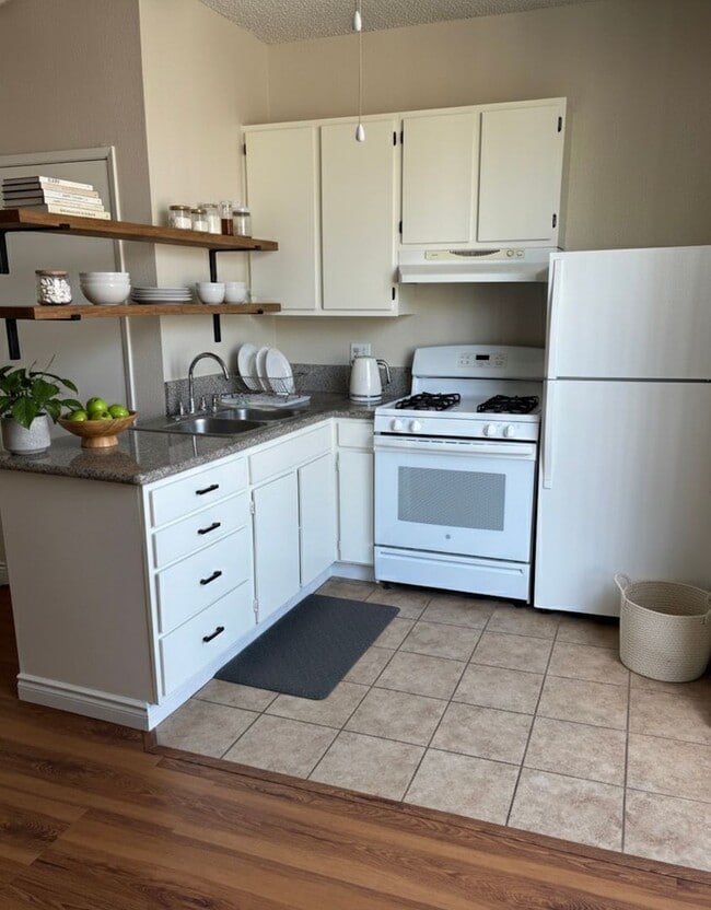 Photo - Spacious 1-Bed Apartments in Gated Tujunga Community Unidad #201