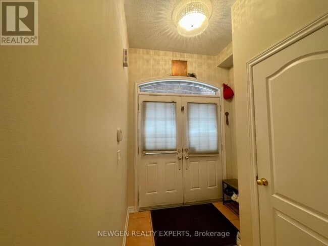 Photo - 42 Crystalview Crescent