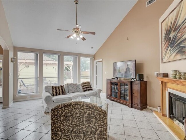 Photo - 8422 Tavenor Ln