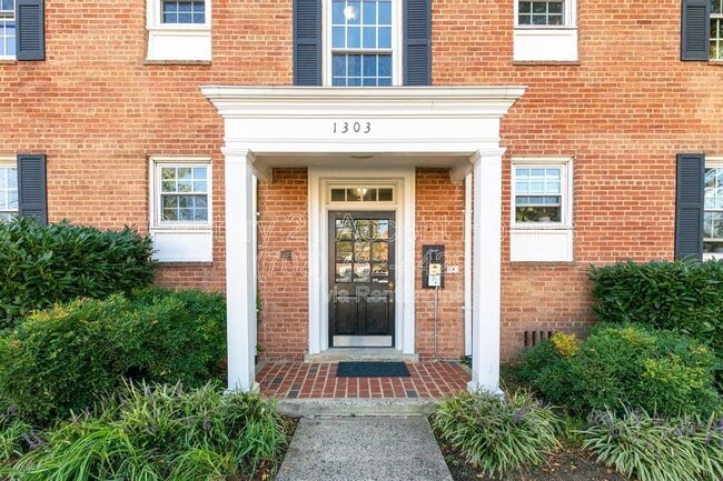 Building Photo - 1303 S Walter Reed Dr Unit 201