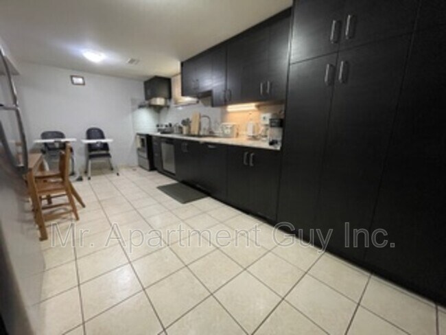 Photo - 484 E 25th St