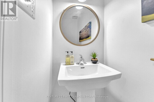 Photo - 166 Southdale Rd W