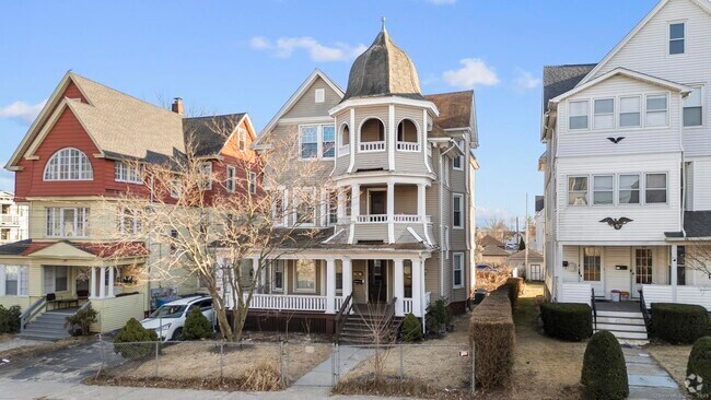 Building Photo - 351 Chestnut St Unit 2 Rental