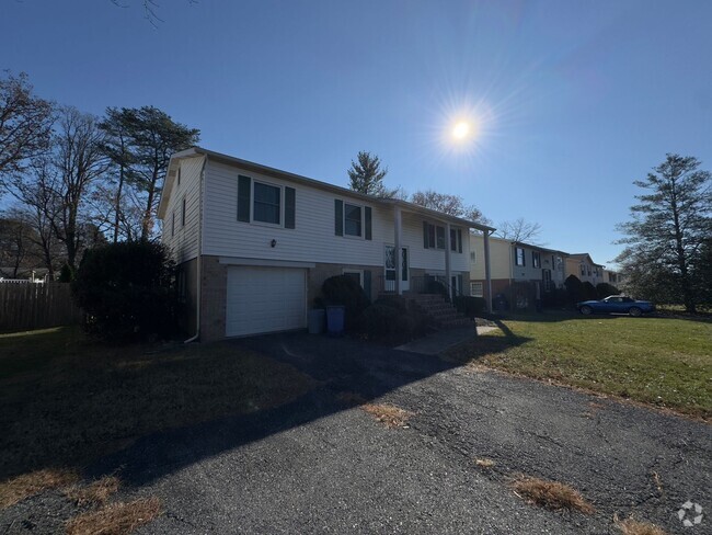 Building Photo - Charming 3Bed/2.5Bath in Catonsville Rental