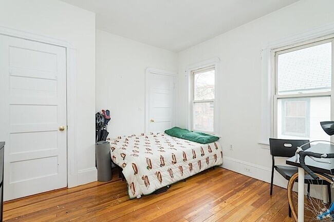 Building Photo - 32 Hawthorne St Unit 2 Rental
