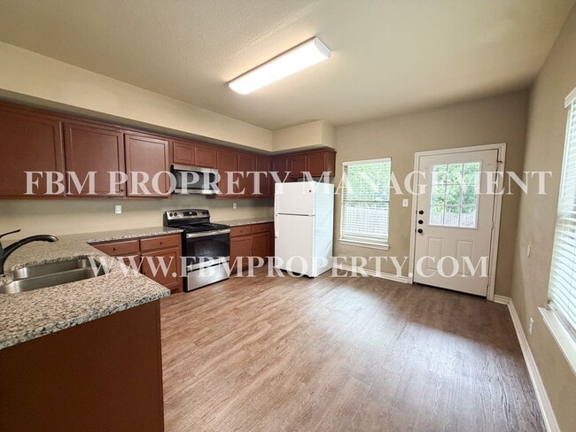 Photo - 472 Pecan Hollow St