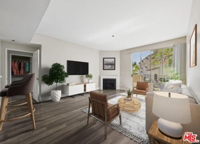 Building Photo - 627 N Rossmore Ave