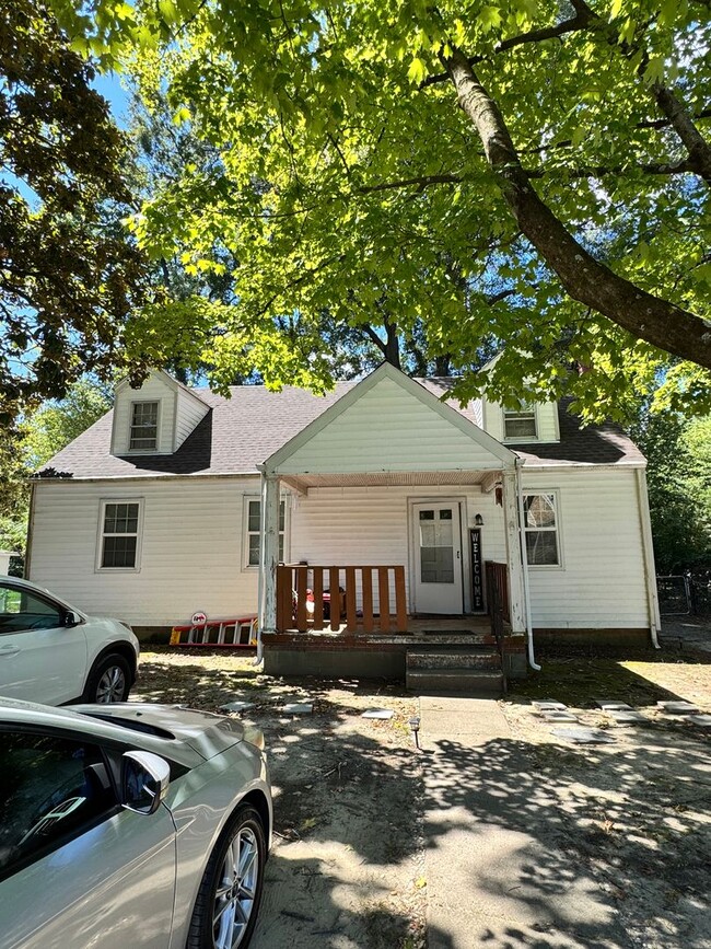 Building Photo - 5 bed 2 bath house with huge backyard