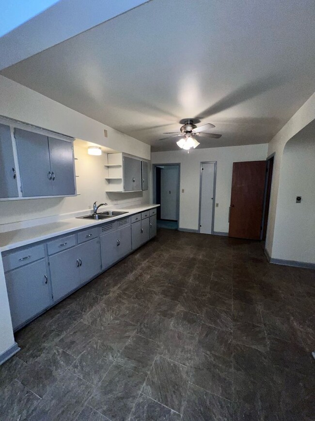 1417-1419 Shoreland Dr. - 1417-1419 Shoreland Dr. Apartment Unit 1417-Lower