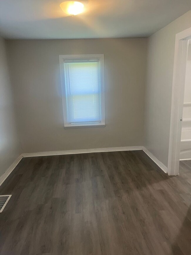 Photo - One Bedroom Spacious Duplex Located on S Brookville Rd & S Arlington Ave  SECTION 8 WELCOME