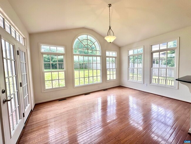 Photo - 252 Millstream Dr