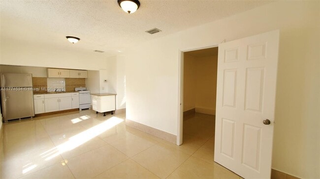 Photo - 2124 Scott St Unit EFFICIENCY