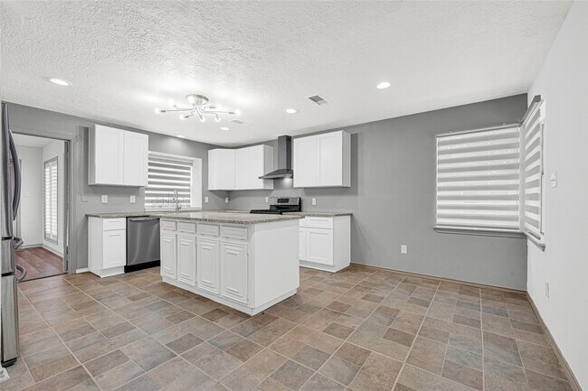 Building Photo - 705 Holly Springs Ct
