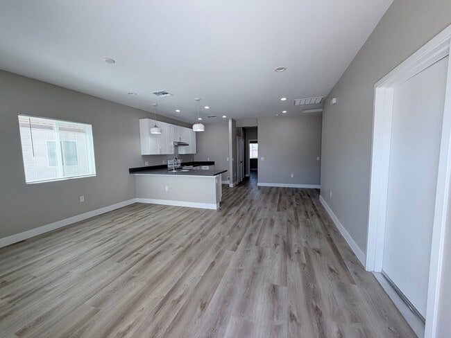 Photo - 1108 E 4th St