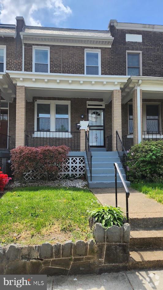 Building Photo - "Charming 3-Bedroom Townhouse with 2 Full ...