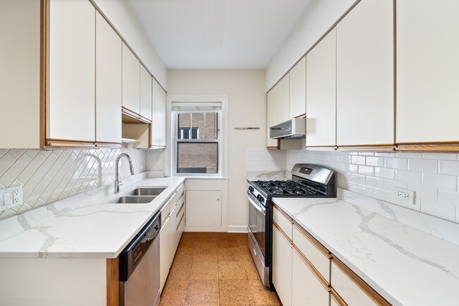 Building Photo - 721 Foster St Unit 1W