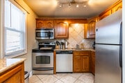 1BR, 1BA - 550 SF - Kitchen