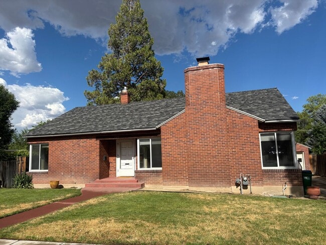 Building Photo - 2 bedroom, 1 bath cottage in the heart of ... Rental