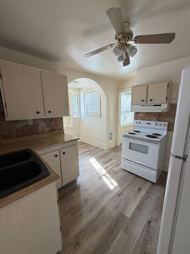 Photo - Large 3 bed 2 bath located close to downtown