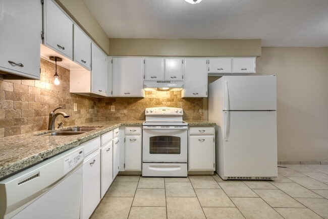 Photo - 1606 Leona Dr