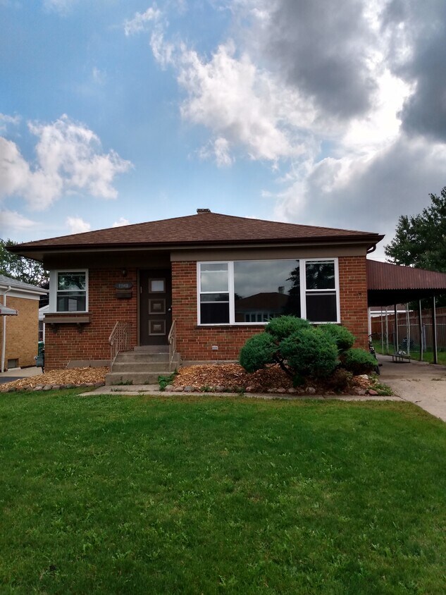 Photo - 11149 Shakespeare St (Westchester, IL)