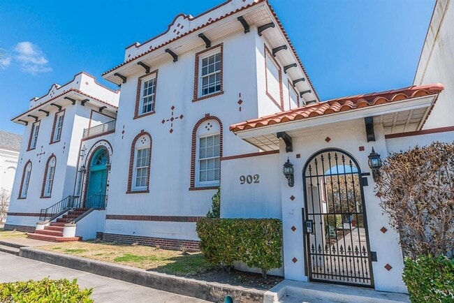 Building Photo - 902 22nd St Unit 10