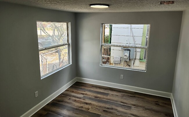 Photo - 1246 Oakley St