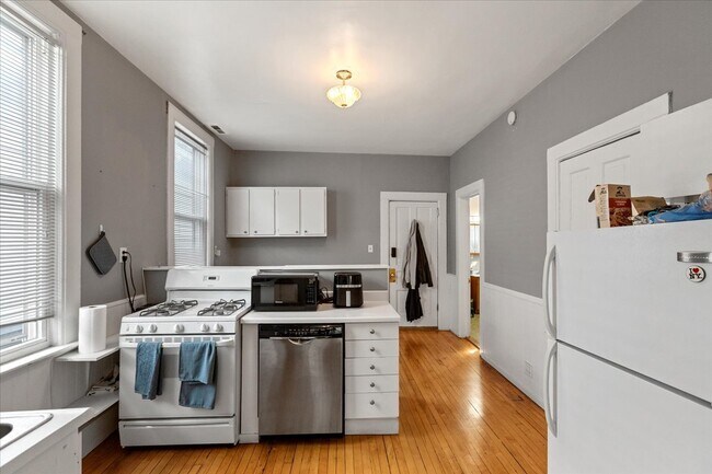 1421 W Fletcher St Unit 2F