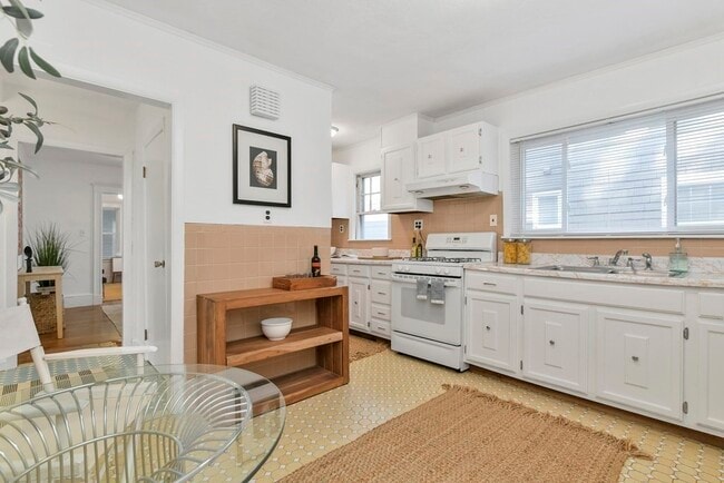 Building Photo - 34 Thingvalla Ave Unit #
