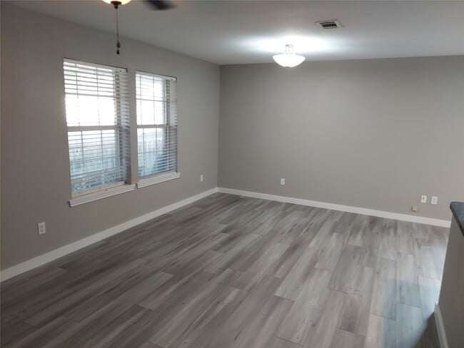 Photo - 933 Valentine Ave