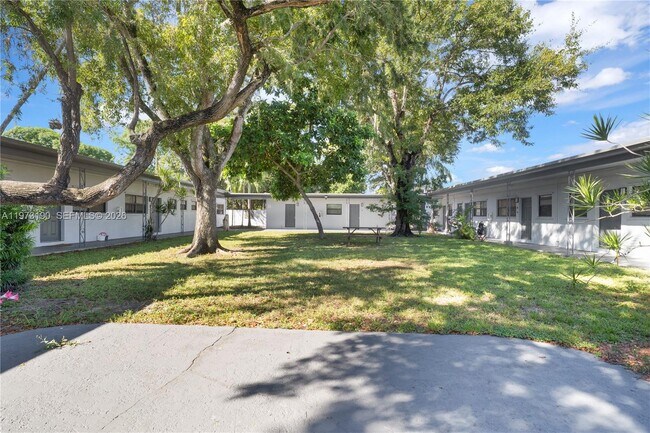 Building Photo - 13390 NE 6th Ave Unit 7