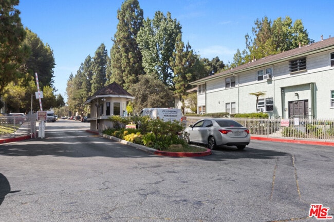 Photo - 5830 Bowcroft St Unidad 4