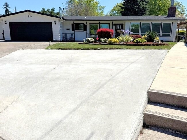 Building Photo - Spacious 4BD/4BA Home with Private Studio, located in the desirable Ferry St Bridge area!