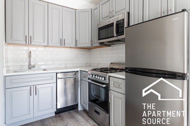 Building Photo - 501 W Belmont Ave Unit 6N