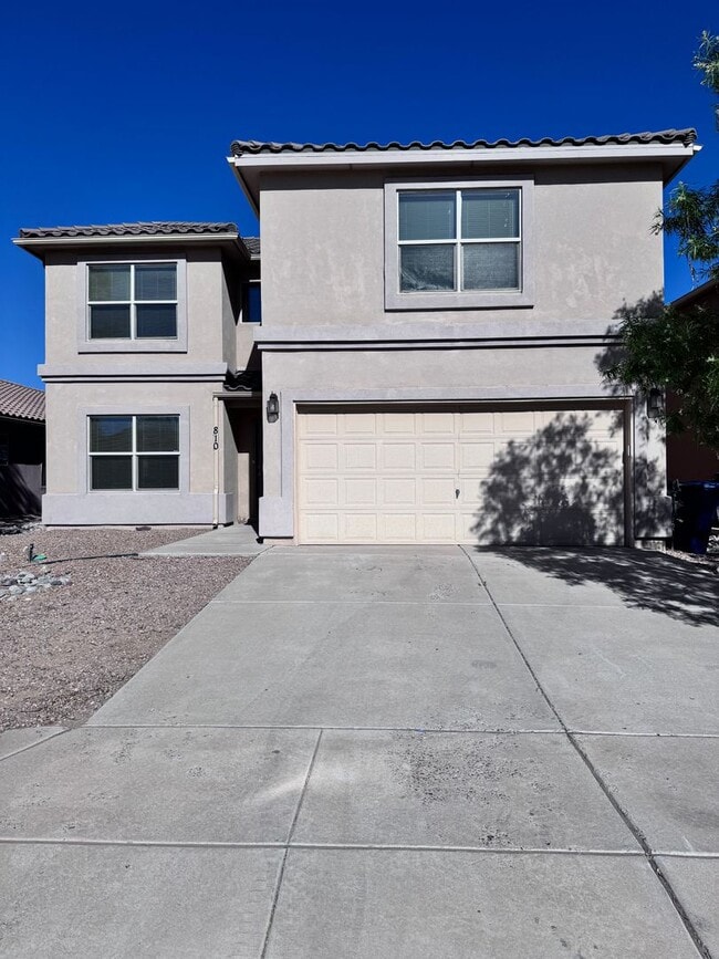 Building Photo - 4 bedroom 2.5 bath home-New Flooring