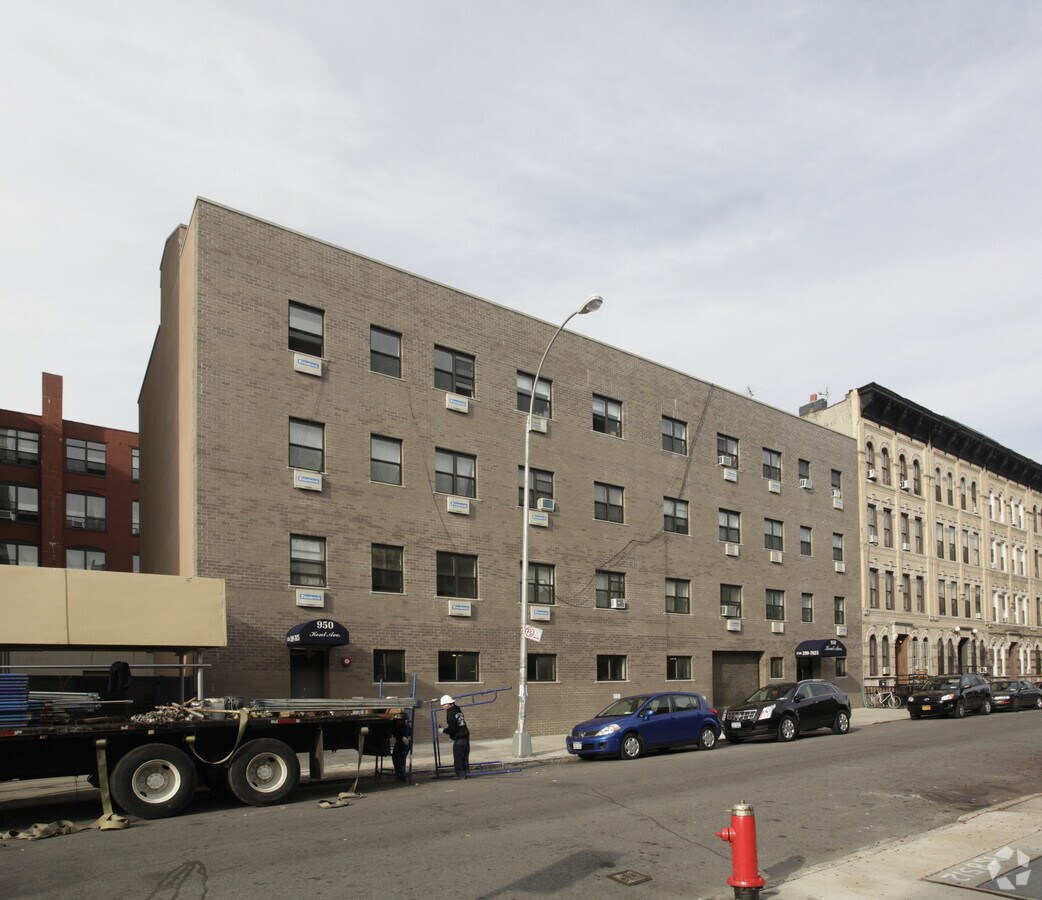 Primary Photo - 950 Kent Ave Apartments
