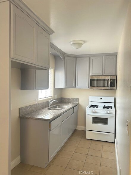 Photo - 626 W 59th Pl