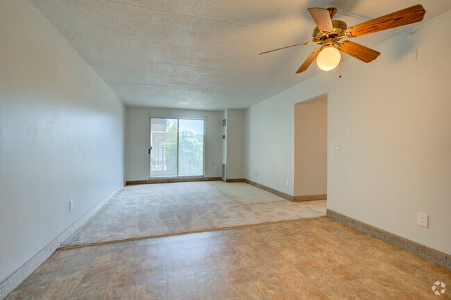 2 habitaciones, 1 baño, 770 pies cuadrados, sala de estar y comedor - Lake Pointe