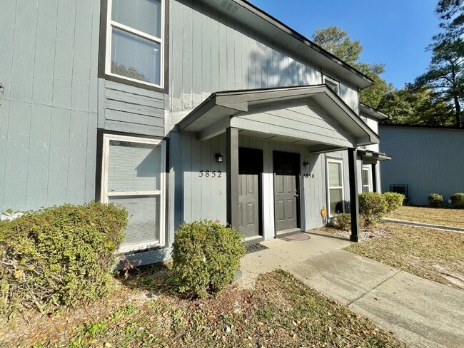 Building Photo - 2 bedroom, 1.5 bathroom townhome in Creeks Edge. Accepts Section 8.