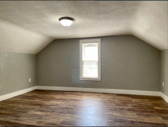 Photo - Amazing 5 Bedroom 2Bathroom Duplex in St Paul!!!