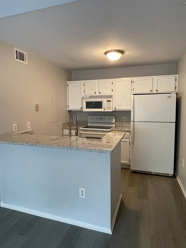 Photo - Prime Location! Water included! 2-bed 1-bath Condo!