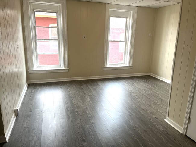 Building Photo - 239 W 16th St Unit 4