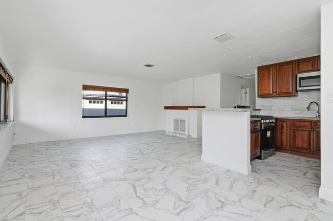 Photo - 233 SW 21st St