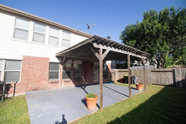 Photo - 2202 Crossmill Ln