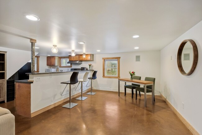 Photo - Georgetown Vibe, Modern Lines!