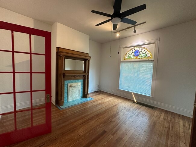 Building Photo - 2608 Frankfort Ave Unit 1st Floor Duplex