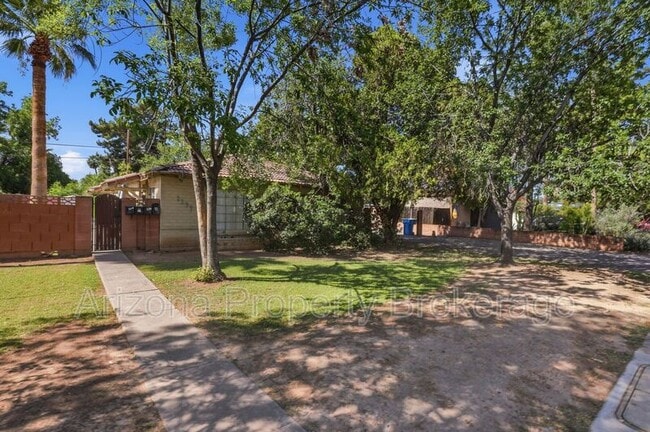Photo - 1137 W Glenrosa Ave Unit 2